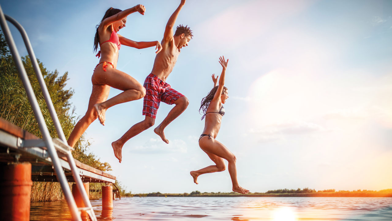 3 Personen beim Sprung ins Wasser
