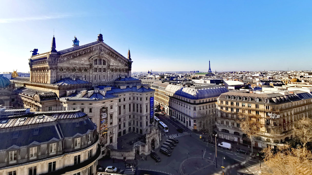 Sicht auf die Oper in Paris mit Eifelturm im Hintergrund
