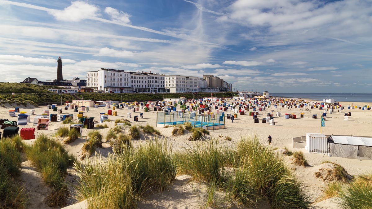 Schüler am Strand von Borkum in den Strandkörben