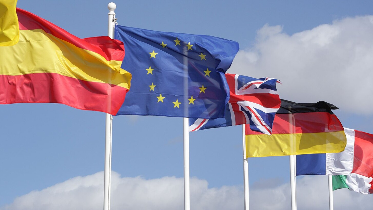 Übersicht Versicherungen Blick auf Stadt mit bunten Häusern