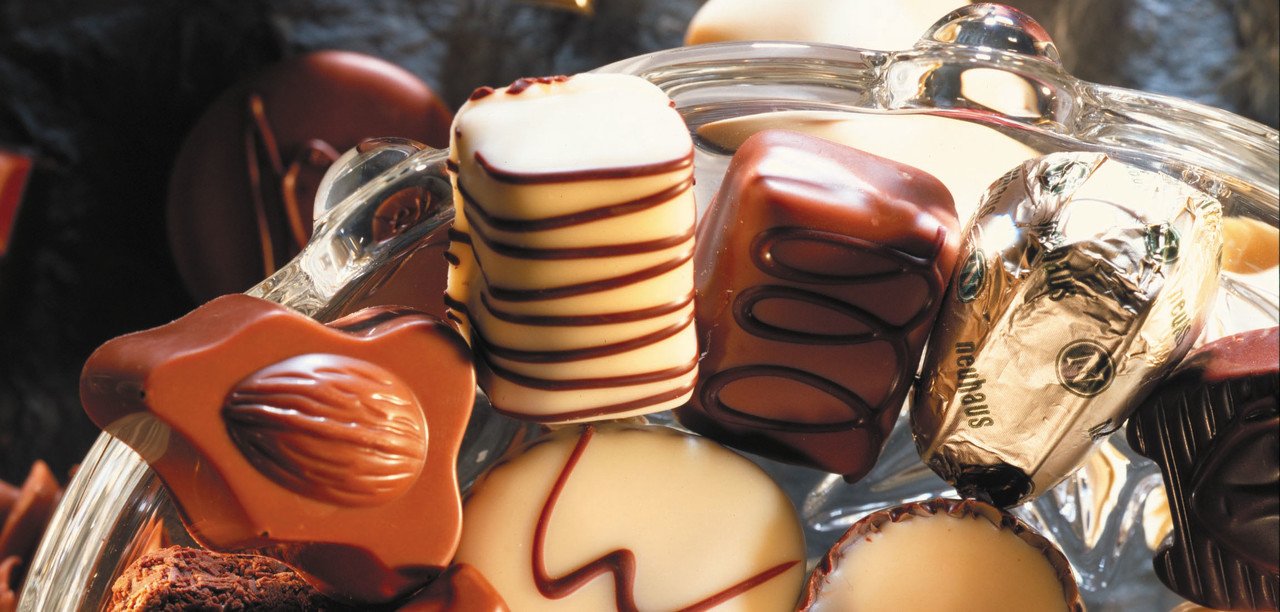 Gruppenreisen Belgien Schokoladenpralinen auf Silbertablett