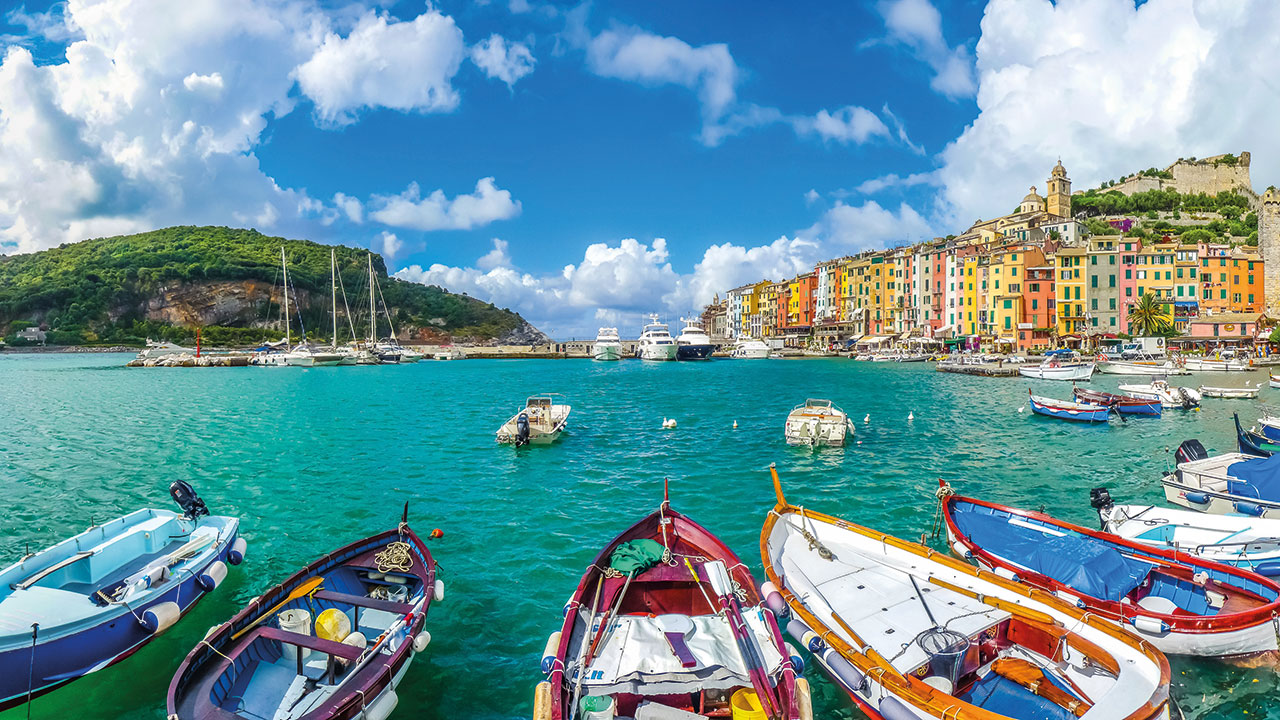 Kaufmännischer Sachbearbeiter Blick auf einen Hafen in Italien