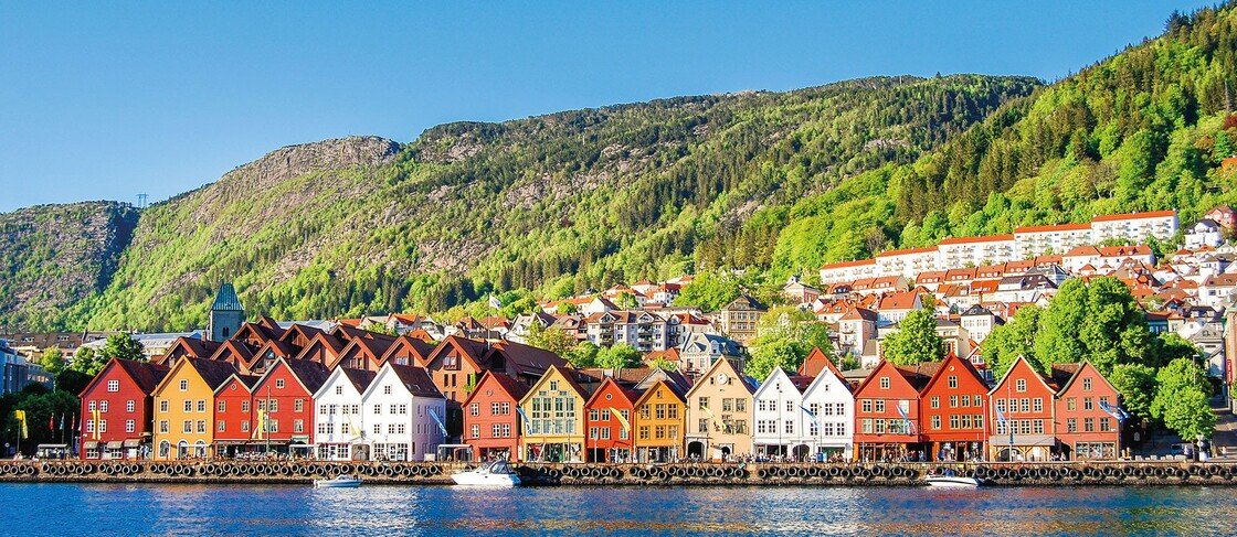 Skandinavische Häuserreihe am Fjord