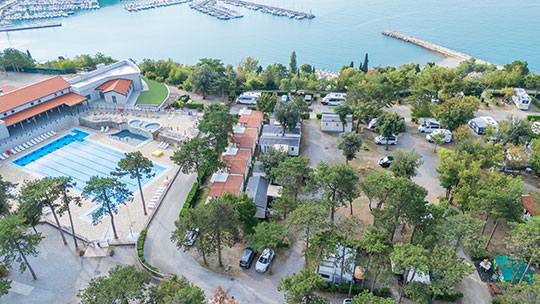 2 Klassenfahrt Triest CampingMarePineta PoolVogelperspektive 2 Klassenfahrt Triest CampingMarePineta PoolVogelperspektive