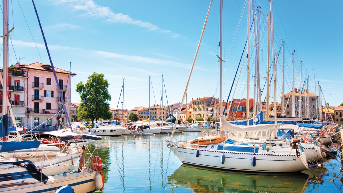 Kleine Segelboote im Hafen