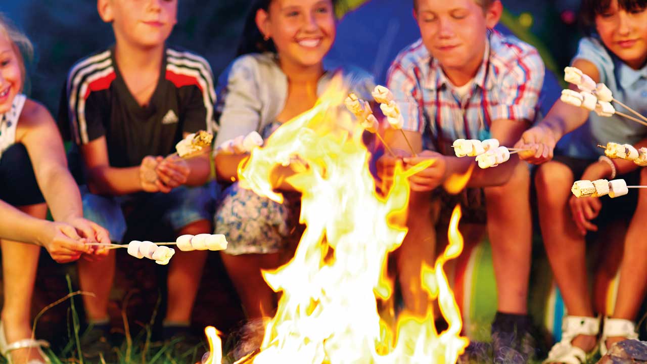 Schüler beim Lagerfeuer während einer Klassenfahrt am Edersee