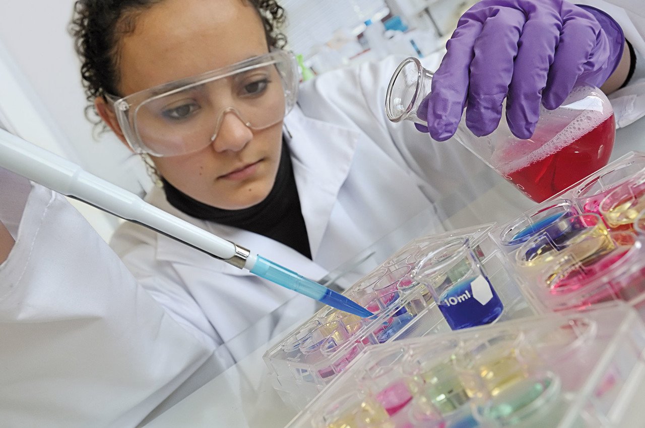 Jugend forscht Schulpreisverleihung 2018 Experimentierender Jugendlicher zum Thema Jugend forscht SChulpreisverleihung 2018