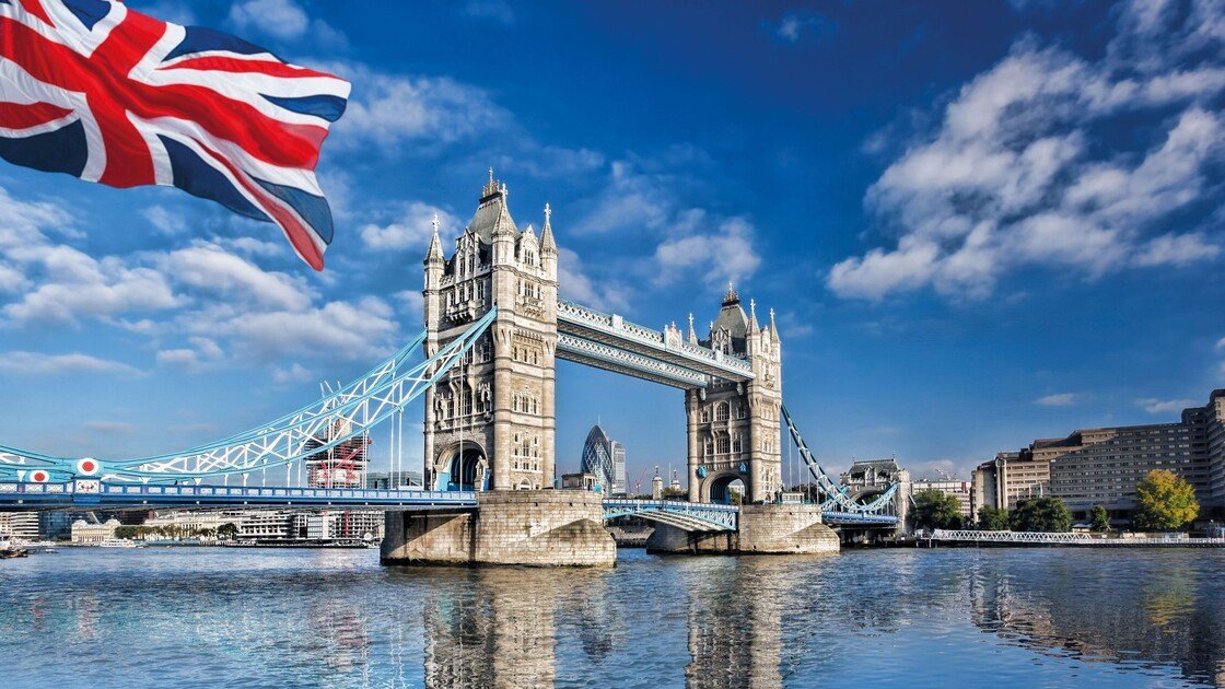 Tower Bridge in London mit Flagge