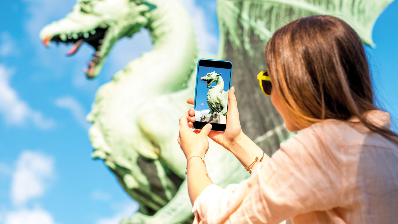 Schülerin fotografiert Drachenstatue