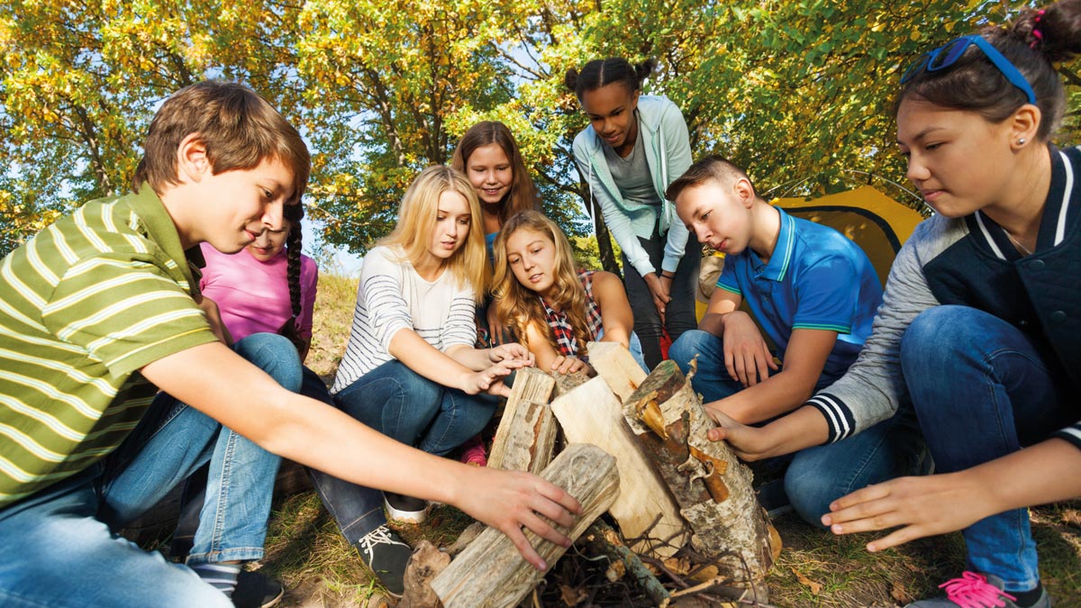 Schüler am Lagerfeuer in der Nähe des Bodensees