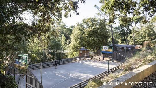 5 Klassenfahrt LaSeynesurmer HuttopiaForetdeJanas Basketballfeld