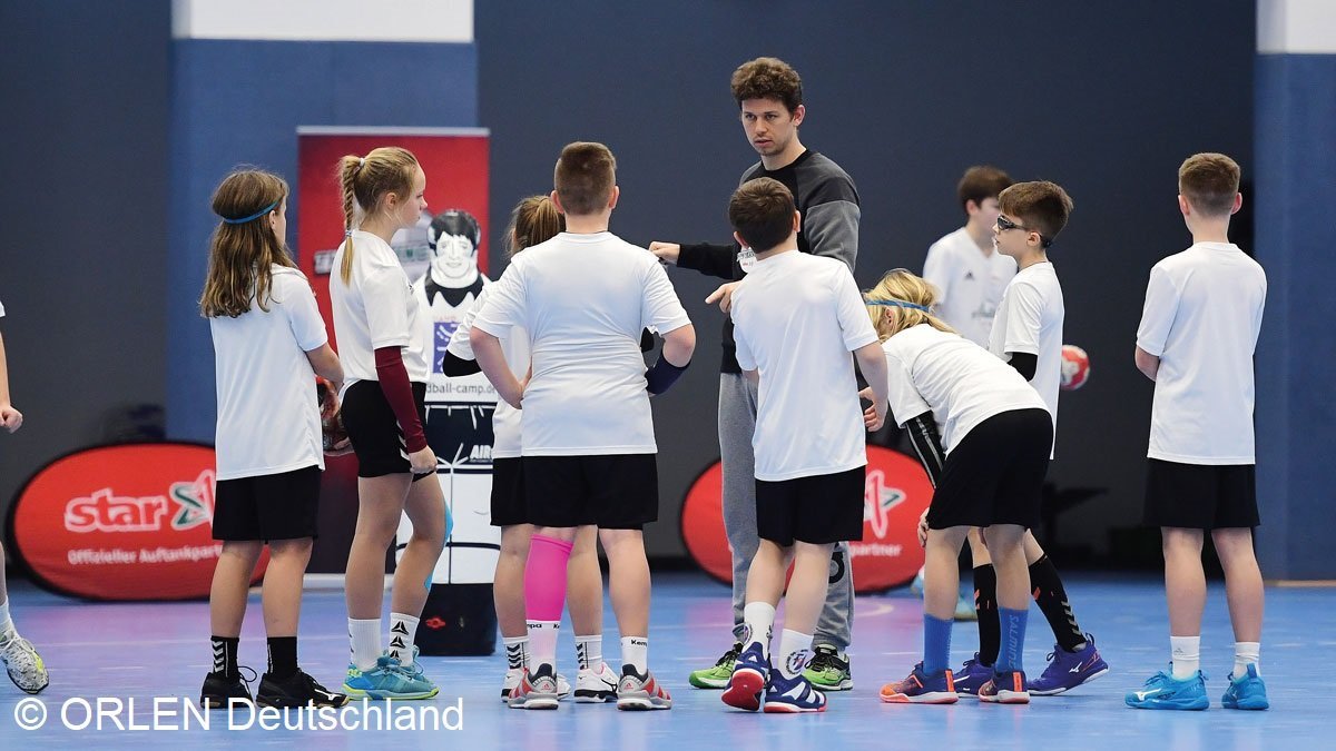 Klassenfahrt zum Sportcamp Kieler Förde Jugendliche bei der Vorbereitung zum Handballspiel