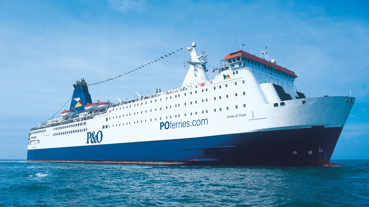P&O Fähre P&O Fährschiff während der Fahrt