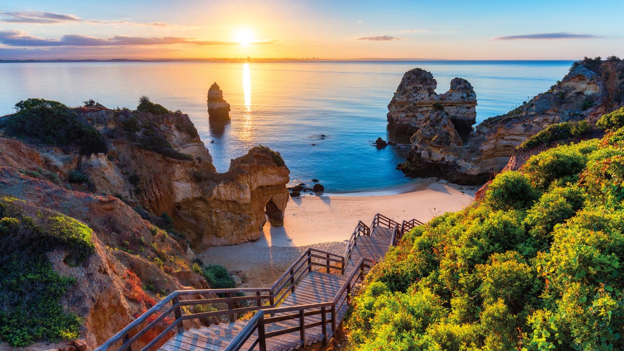 Gruppenreise Portugal trifft Spanien Blick auf den Strand einer malerischen Bucht