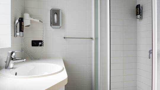 4 Klassenfahrt Antwerpen a&oAntwerpenCentraal Badezimmer 4 Klassenfahrt Antwerpen a&oAntwerpenCentraal Badezimmer