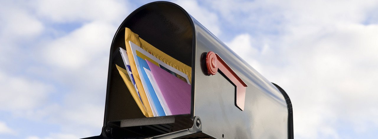 Newsletter Anmeldung Briefkasten mit Post