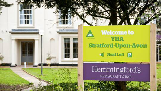 1 Klassenfahrt DoyouknowShakespeare YHAStratford upon Avon Eingang