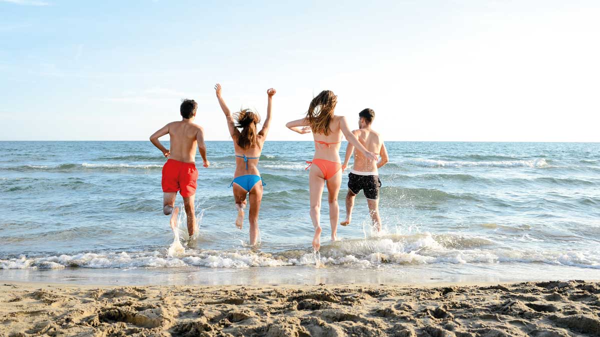 Schüler rennen ins Meer an der belgischen Nordseeküste