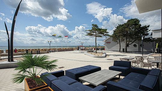 5 Klassenfahrt Groemitz Surf Rescue Club Aussenbereich mit Blick aufs Meer