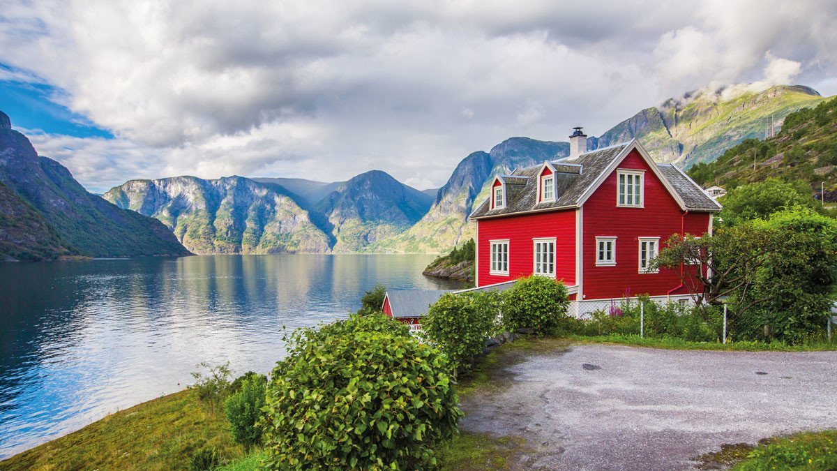 Gruppenreise Fjells & Fjorde Farbenfrohes Haus am einsamen Ufer