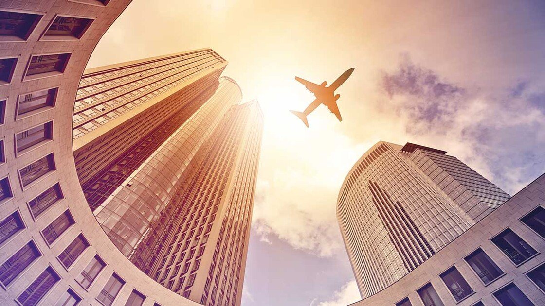 Flugzeug fliegt über Gebäude in Frankfurt