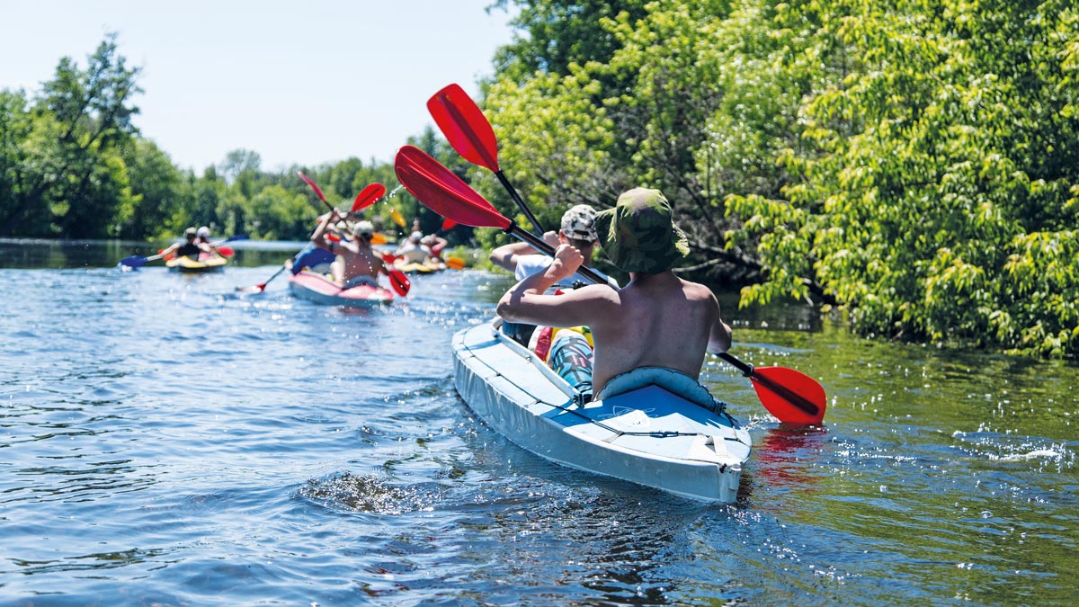 Schüler in einem Kanu auf den Mecklenburger Seen