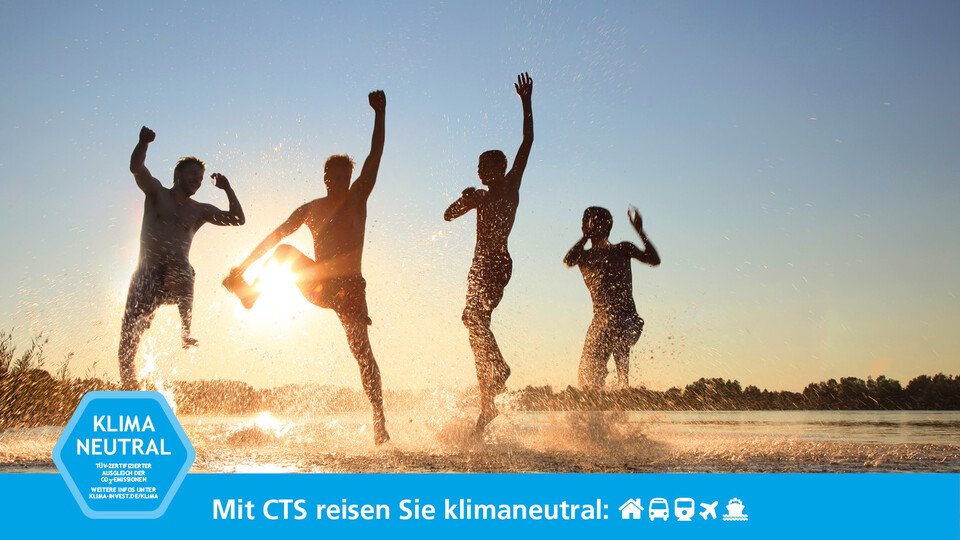 Klassenfahrten und Reisen für Jugendgruppen Gut gelaunte Schüler auf Klassenfahrt