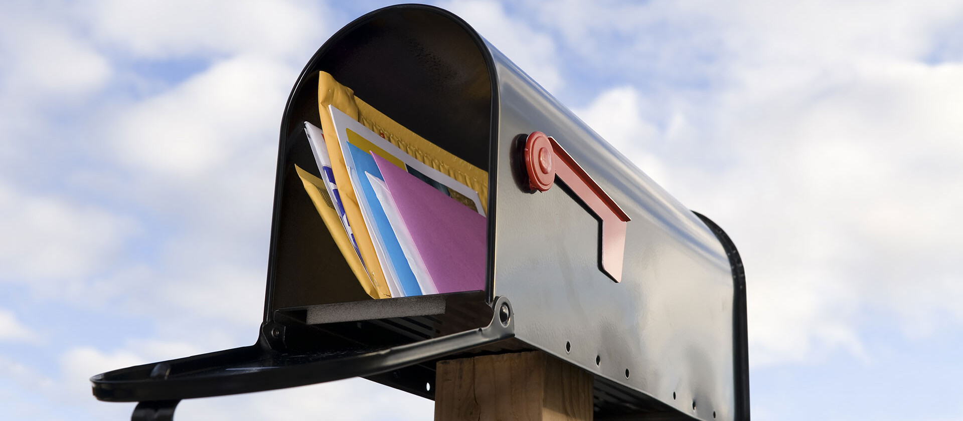 Briefkasten mit Post