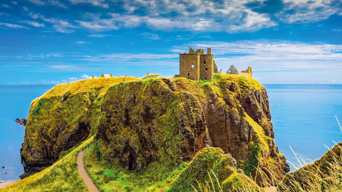 Dunnottar Castle auf dem Felsen vor der Küste