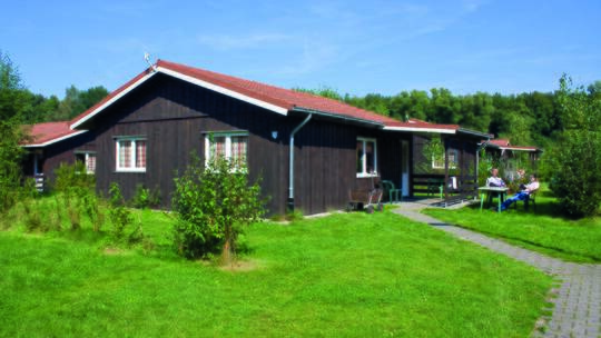 1 Klassenfahrt Emsland_SchlossDankern FerienzentrumSchlossDankern HausTypB Außenansicht