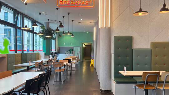 1 Klassenfahrt Berlin MEININGERHotelBerlinHauptbahnhof Frühstücksraum