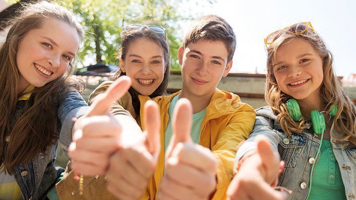 Top-Termine zu Top-Preisen Gruppe junger Leute strecken den Daumen in die Luft