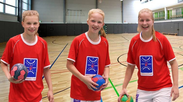 Sport- und Aktivtag mit CTS Jugendliche in der Sporthalle haben Spaß