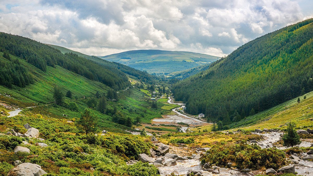 Irlands Glendalough Panorama Mitten im Grünen - Irlands Glendalough Panorama