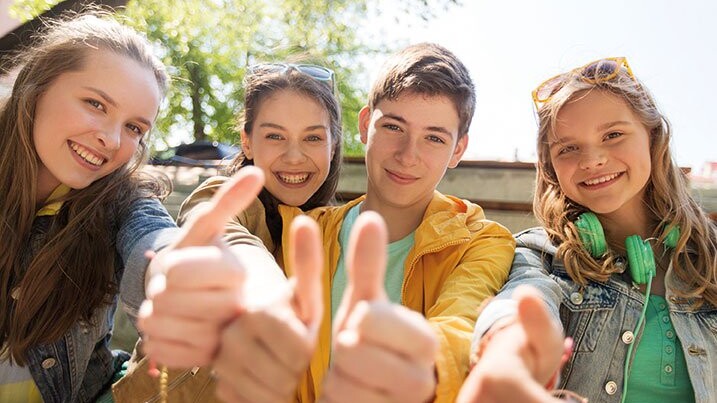 Klassenfahrten maßgeschneidert Klasse mit Daumen hoch