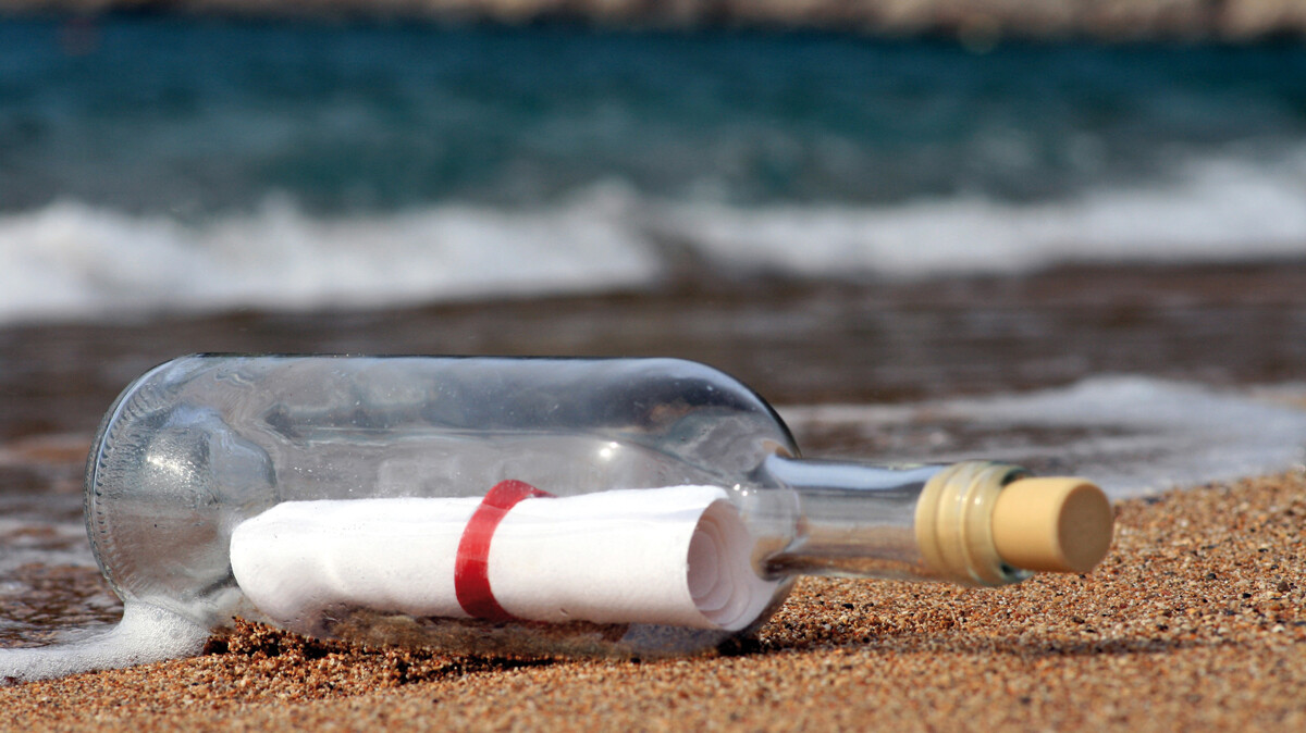 Flaschenpost am Strand