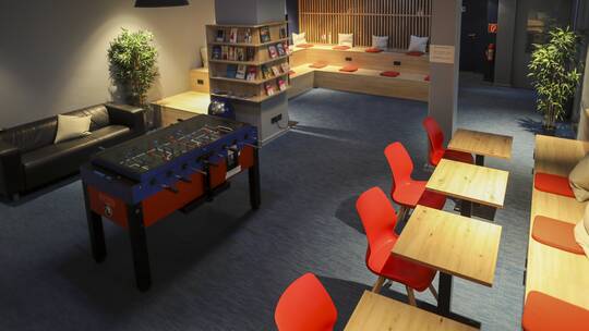 4 Klassenfahrt Berlin acamaKreuzberg Aufenthaltsraum