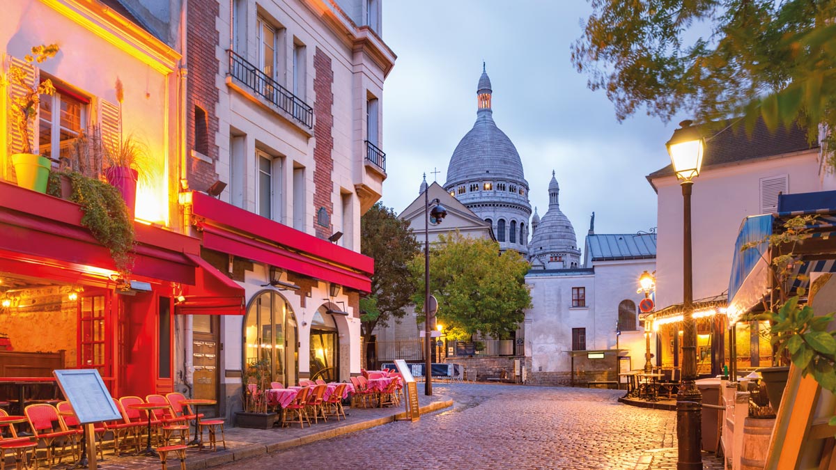 Blick durch die Gassen Paris auf den Sacre Coeur
