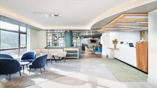 4 Gruppenreise Kent HolidayInnRochesterChatham Lobby2