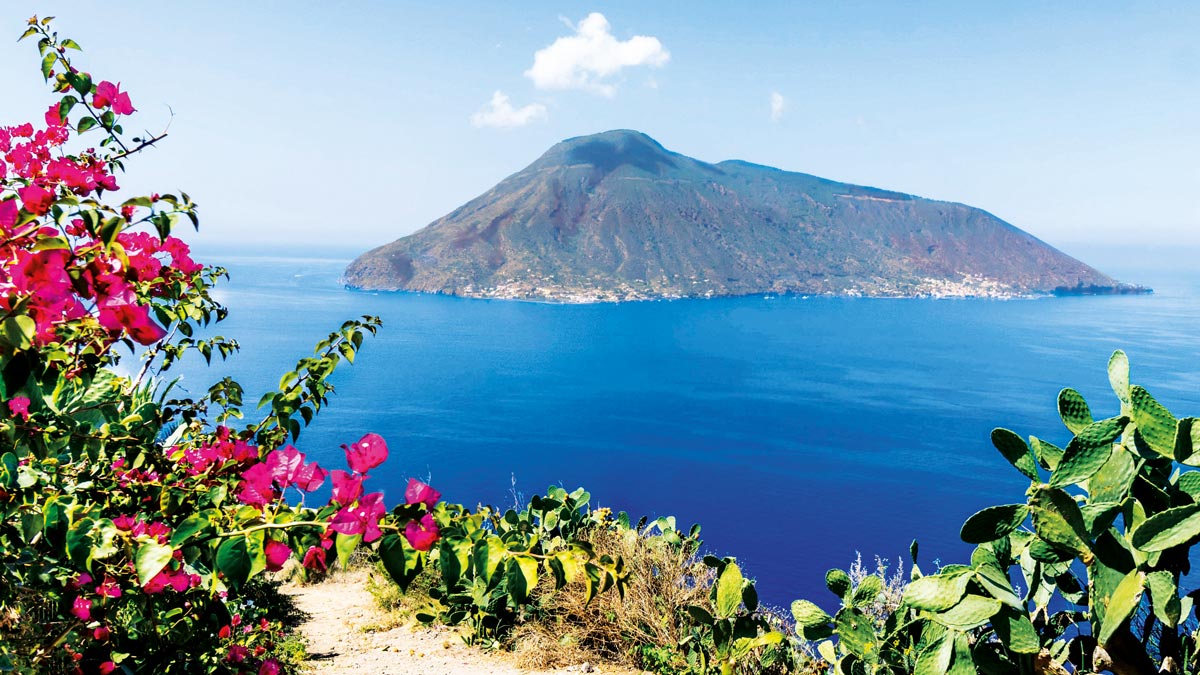 Ausblick auf die Insel Sizilien umgeben vom Meer