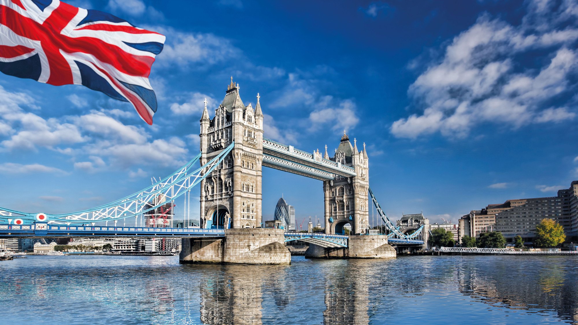 Tower Bridge mit Flagge