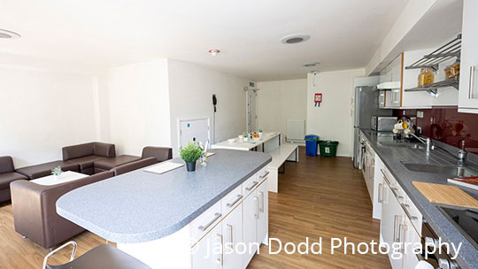 4 Klassenfahrt Canterbury Turing Houses Canterbury Kueche und Lounge