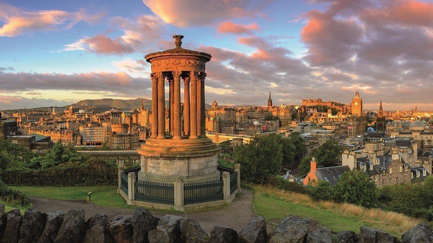 Das Walter Scott Monument und die Stadt Edinburgh