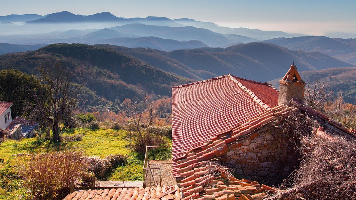 Peloponnes Landschaft Ausblick auf die Landschaft des Peloponnes mit kleinem Haus im Vordergrund
