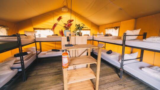 3 Klassenfahrt Bloemendaal SurfanaSurfcampBloemendaal InnenansichtGruppenzelte