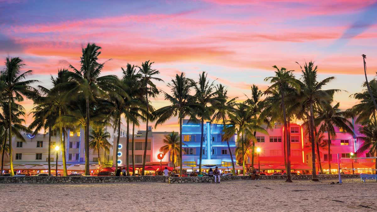 Skyline Miamis in der Abenddämmerung