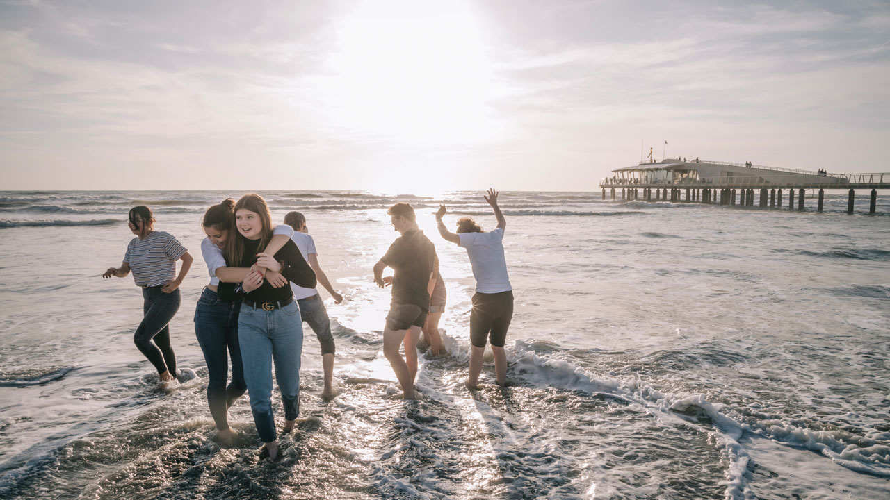 Schüler/innen am Strand an der Versiliaküste