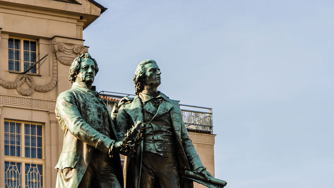 Klassenfahrt Weimar Goethe-Schiller Denkmal vor dem Nationaltheater in Weimar