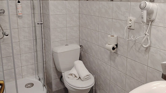 4 Klassenfahrt Prag Hotel Legie Badezimmer