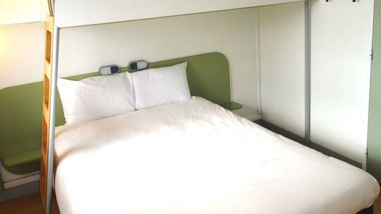 1 Klassenfahrt Caen IbisBudgetHotelCaenCentreGare Dreibettzimmer